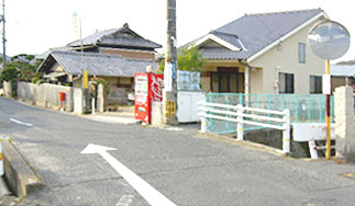 旧街道の河を越えて、なかの歯科へ