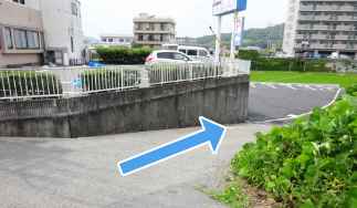歯科医院の右側にある道を進んでください