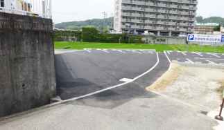 なかの歯科の建物横にある坂道を下りてください