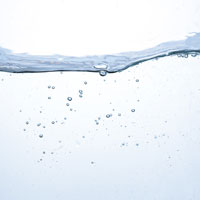 水を噴霧しながらレーザー歯科治療